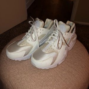 White Nike Huaraches